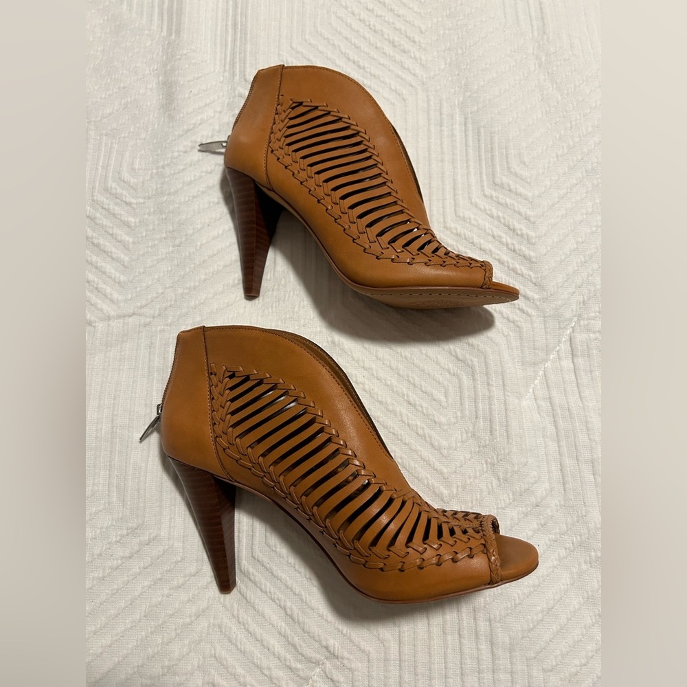 Brand New Vince Camuto
